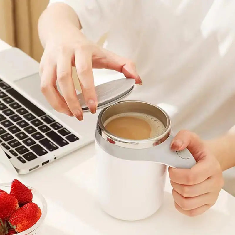 Tasse de voyage agitatrice 380 ml, tasse de voyage magnétique auto-agitante, tasse électrique étanche rotative pour mélanger l'eau au sucre brun.